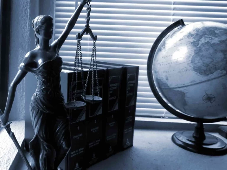 lady-justice-2388500_1920-min