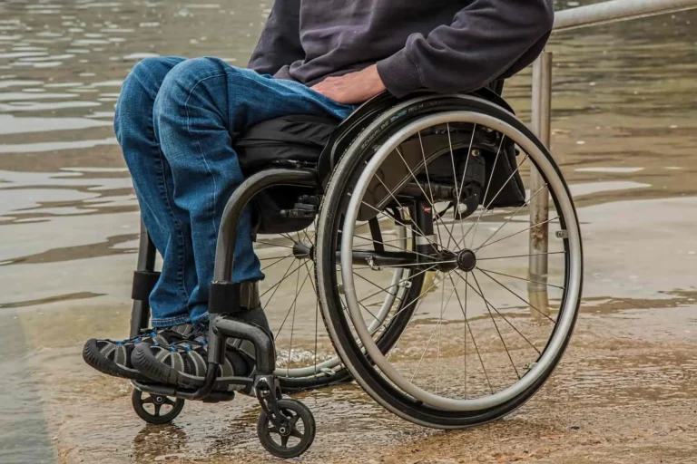 wheelchair-1595794_1920-min