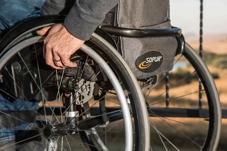 wheelchair-749985_1920-min
